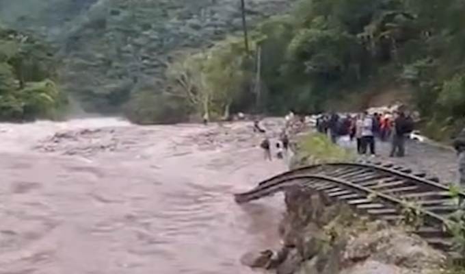 Deslizamiento destruye parte de vía férrea hacia Machu Picchu y suspenden salida de trenes