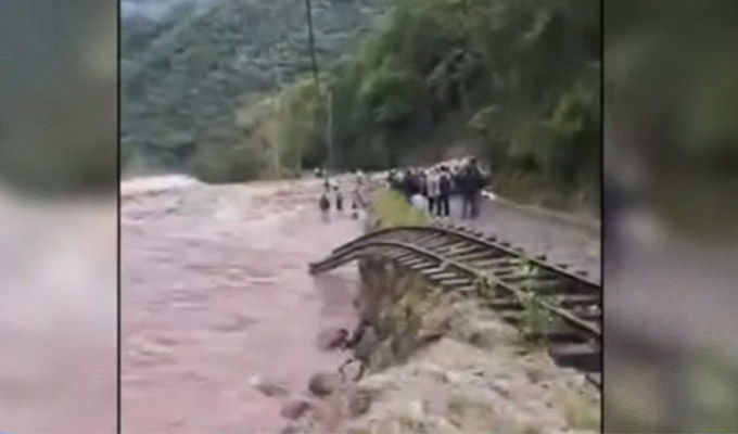 Cusco: huaico destruye vía férrea hacía Machu Picchu y deja a turistas varados