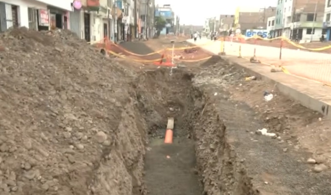 Rotura de tubería inunda viviendas con aguas servidas en San Martín de Porres
