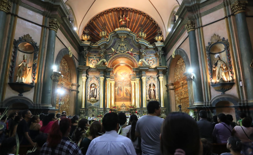 Jueves Santo: fieles recorren iglesias y oran por un Perú mejor