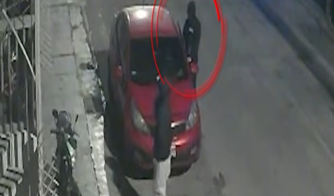 ¡Inseguridad total en SJM! Roban auto frente a vivienda