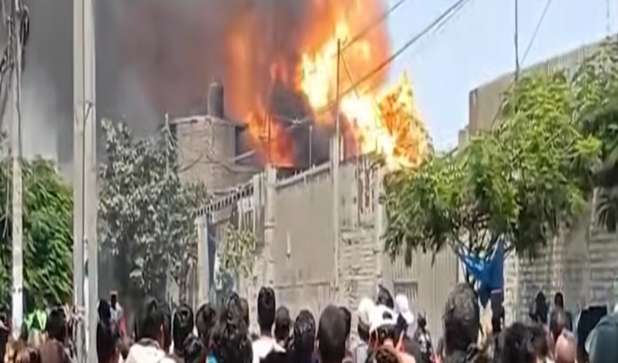 San Juan de Miraflores: voraz incendio consume almacén de colchones