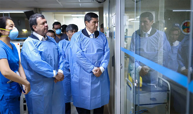 Premier Arroyo visitó en Hospital 2 de Mayo a heridos de incidente en estadio de Matute