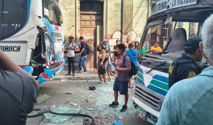 Rímac: al menos ocho heridos deja choque de cúster con ómnibus de transporte público