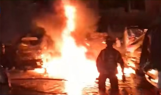 Independencia: incendio en cochera deja 14 vehículos inservibles