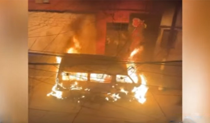 Incendian combi que cubre la ruta Lima–Callao: autoridades investigan posible caso de extorsión