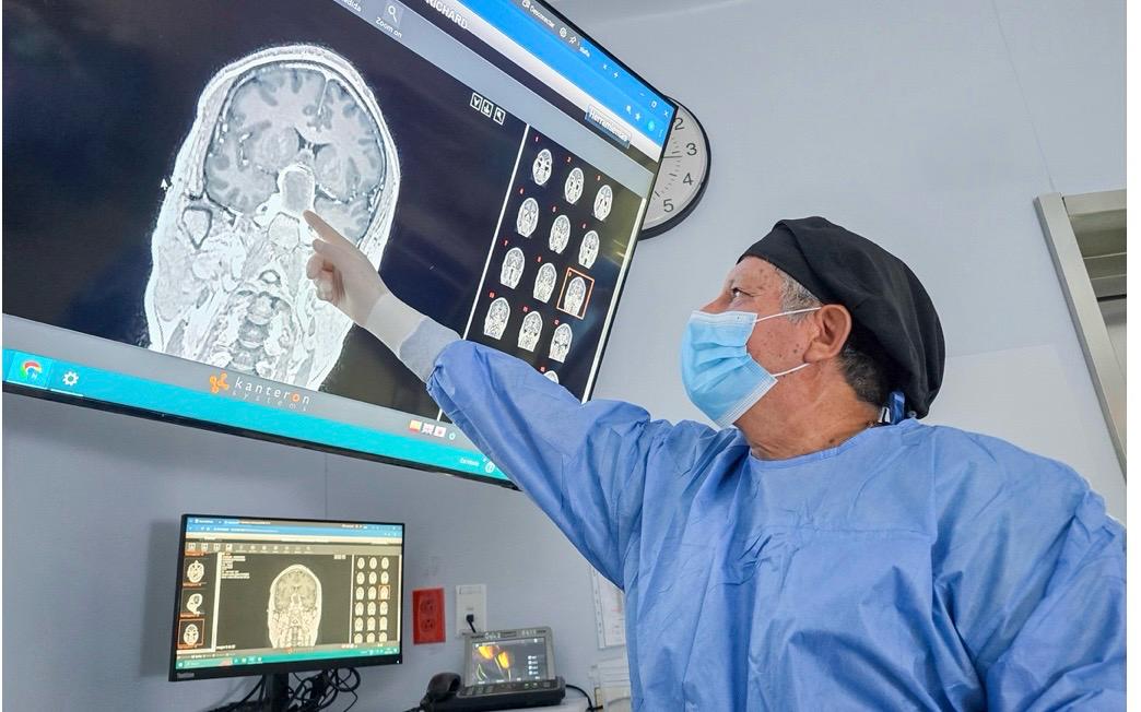 EsSalud salva visión de odontólogo tras extirpar tumor alojado en la base del cerebro