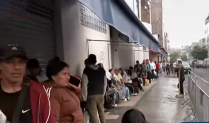 A cuatro días de las elecciones: ciudadanos se amanecen para recoger DNI en Reniec de Santa Anita