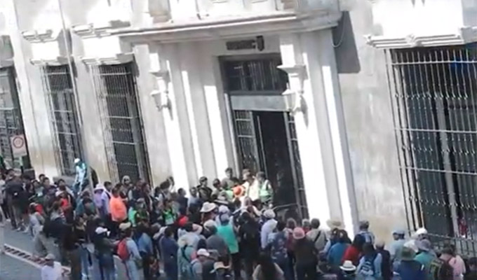 Arequipa: estarían cobrando hasta 100 soles por espacios en filas para recoger DNI