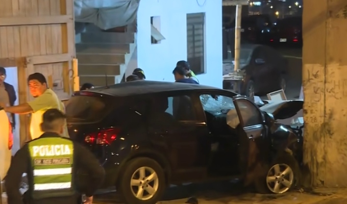 Mujer muere tras violento choque de camioneta contra vivienda en Chorrillos