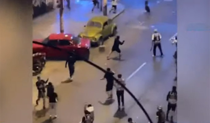 Breña: vándalos causan daños en vehículos y viviendas durante enfrentamiento