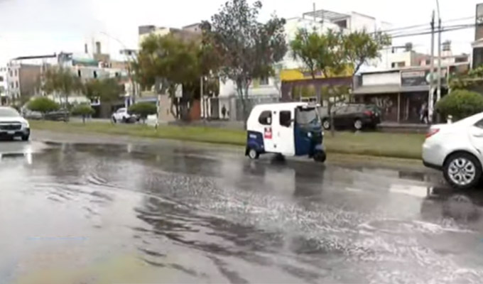 Aniego afecta varias cuadras de avenida en Chorrillos: autos y peatones con problemas para transitar