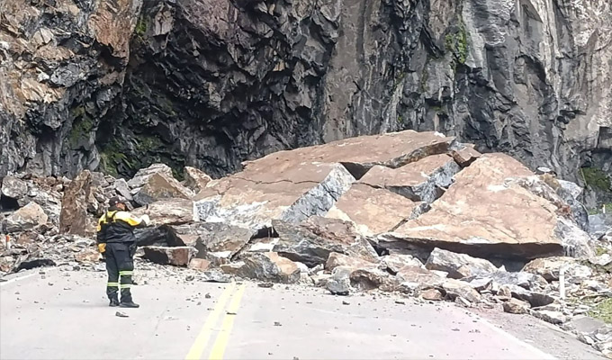 Caída de rocas bloquea km 97 de la Carretera Central en Huarochirí: vehículos están varados