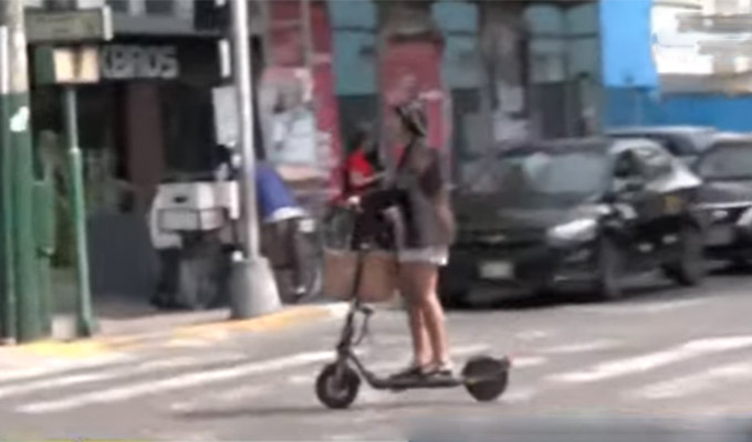 Irresponsabilidad total: jóvenes manejan scooters eléctricos en plena vía expresa