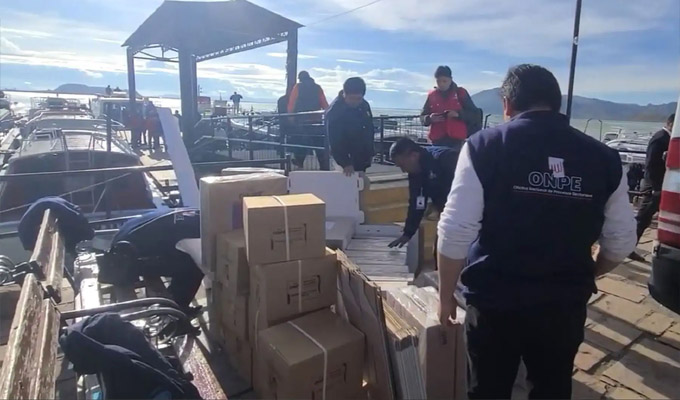 Elecciones 2026: Trasladan material electoral a islas Taquile y Amantani en Puno