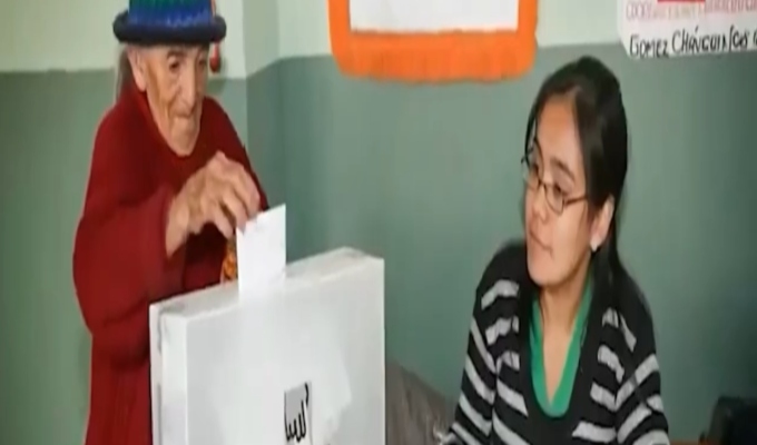 ¡Ejemplo ciudadano! Adultos mayores llegan a las urnas