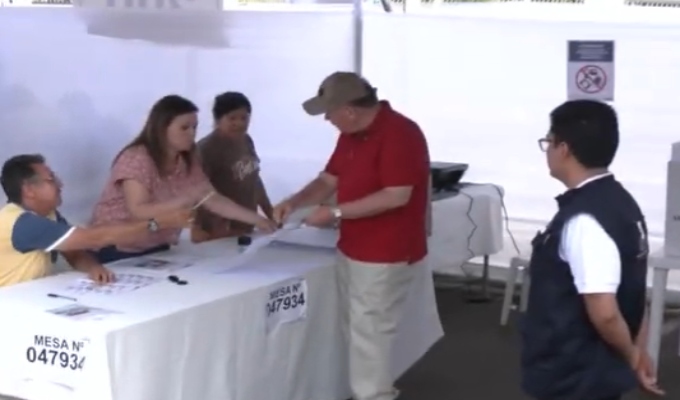 Rafael López Aliaga se ubica en segundo lugar y anuncia denuncia contra jefe de la ONPE