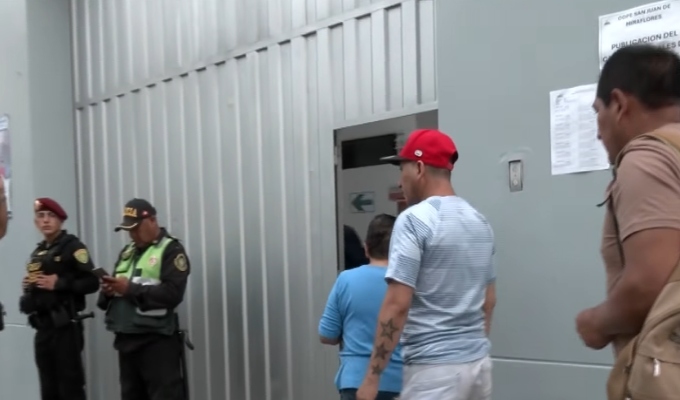 Lunes electoral en Perú: votantes regresan a las urnas tras fallas del domingo