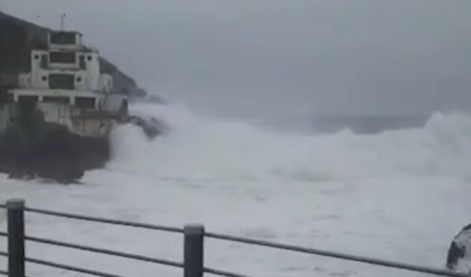 Oleajes anómalos azotan el litoral peruano y obligan al cierre de 30 puertos