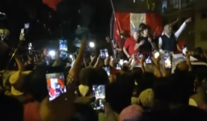 Ciudadanos realizan plantón frente al JNE exigiendo transparencia tras fallas electorales