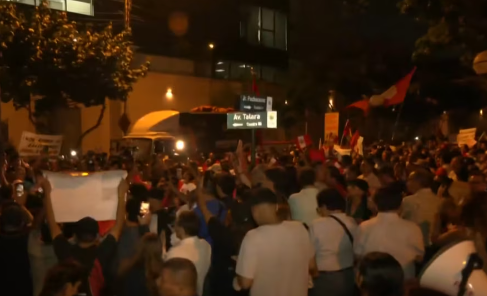 Plantón de ciudadanos frente al Jurado Nacional de Elecciones