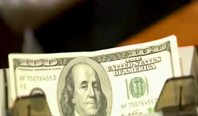 Alza del dólar se da en medio de incertidumbre política y dudas sobre el proceso electoral