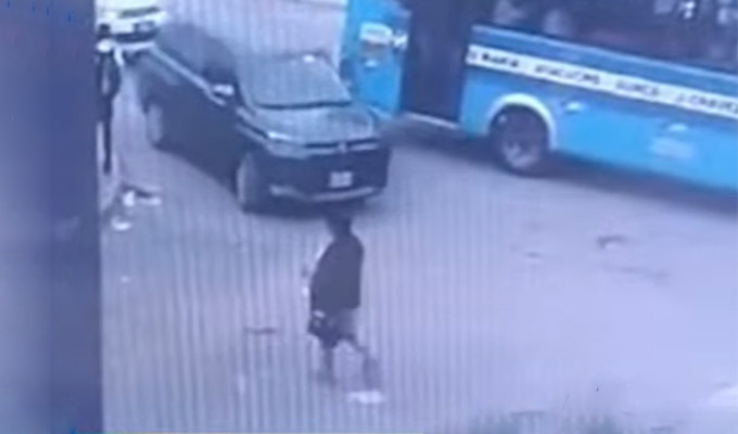 San Juan de Miraflores: atropella anciana, se la lleva y luego la abandona