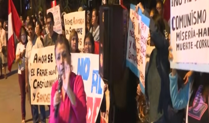 Ciudadanos se congregan en exteriores del Jurado Nacional de Elecciones