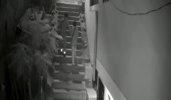 ¡Brutal asalto! Lanzan a joven por las escaleras para robarle