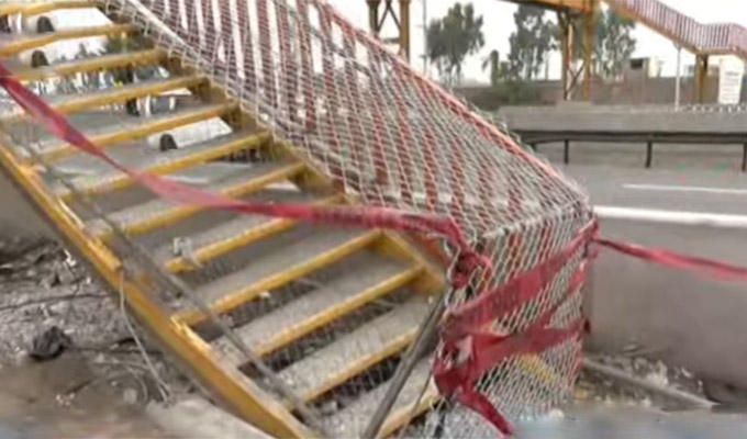 VES: camión impacta contra puente y lo deja a punto de colapsar