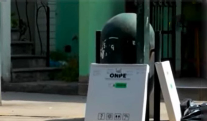 Dirincri: cédulas abandonadas en una calle de Surquillo están en custodia de la policía