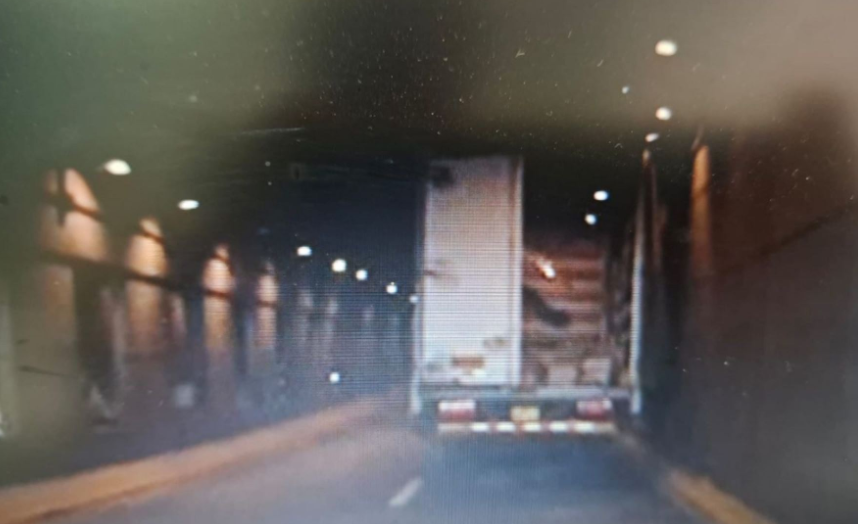 Surco: furgoneta termina atascada en túnel de Óvalo Higuereta