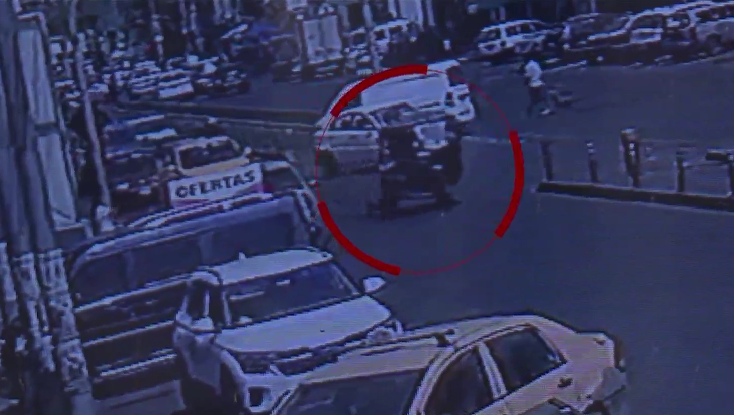 La Victoria: mototaxista ebrio arrastra a mujer policía para evadir intervención