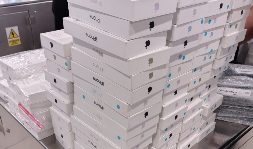 Sunat incauta más de 100 celulares de alta gama ocultos en equipaje en aeropuerto Jorge Chávez