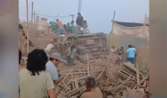 Jicamarca: combi que circulaba a toda velocidad se despista e impacta contra vivienda