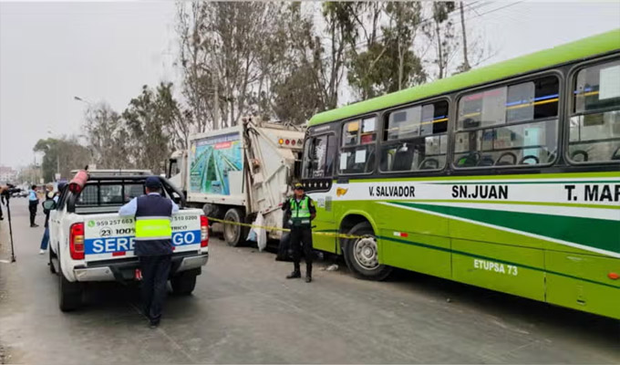 Ómnibus impacta contra camión compactador en VES: un trabajador de limpieza falleció