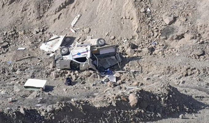 Tacna: un muerto y tres heridos deja despiste y caída de ambulancia a un abismo