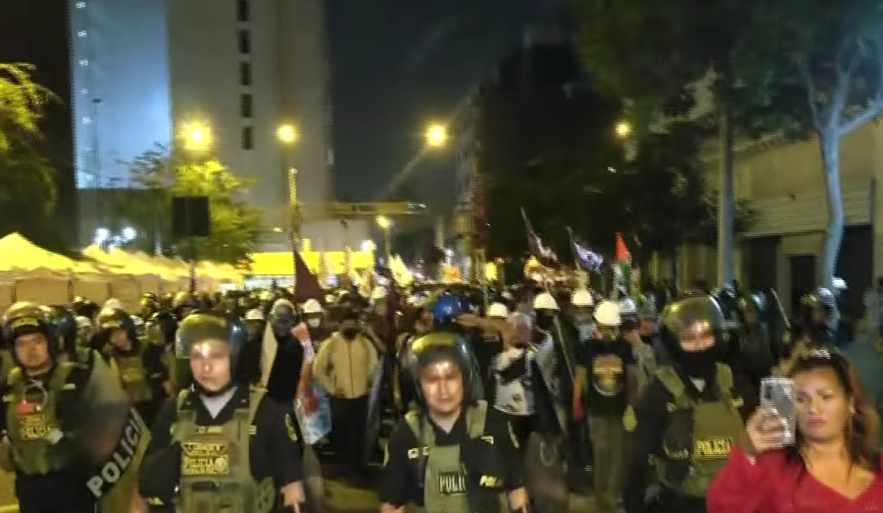 Centro de Lima: estudiantes universitarios marchan en avenida Abancay