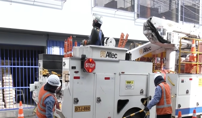 Luz del Sur retira cables aéreos en Ate por riesgo eléctrico