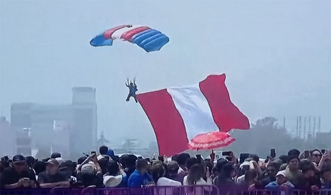 Festival aéreo: evento de paracaidismo con participación de aviones F-16 deslumbró al público
