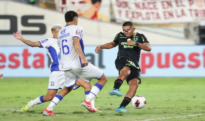 Universitario pierde en casa y queda fuera de la lucha por el Apertura