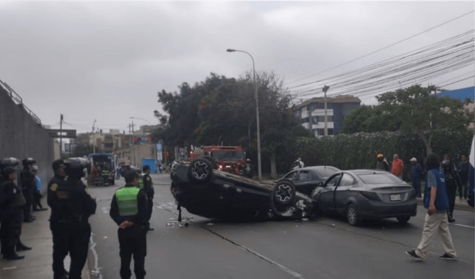 ¡Aparatoso accidente! Triple choque deja auto volcado en San Miguel