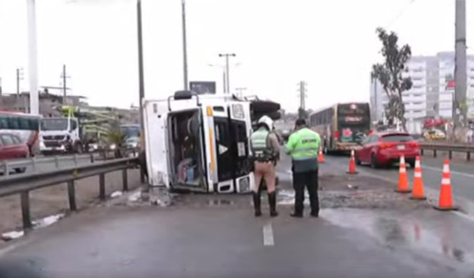 Panamericana Sur: camión que trasladaba pota terminó volcado
