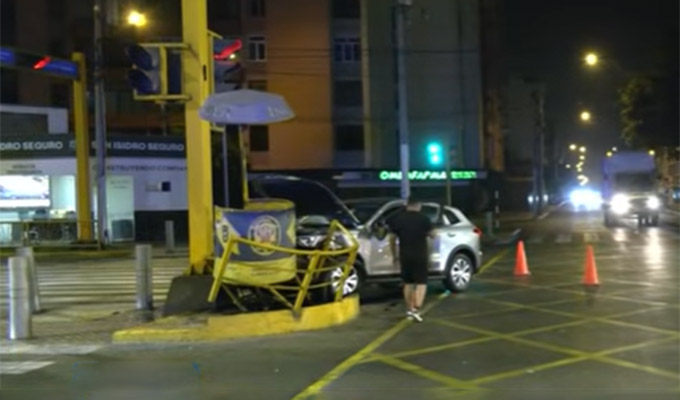 San Isidro: chofer pierde el control de su vehículo y choca contra caseta policial