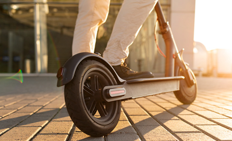 Transporte informal en scooters y motos eléctricas se apodera de avenida Aviación