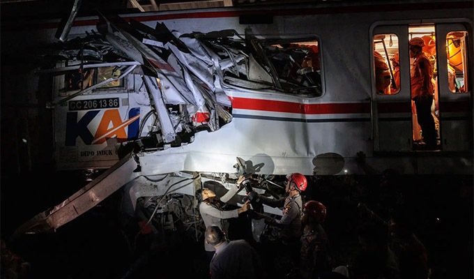 Al menos 20 muertos y 35 heridos, varios de ellos graves, deja choque de trenes en Indonesia