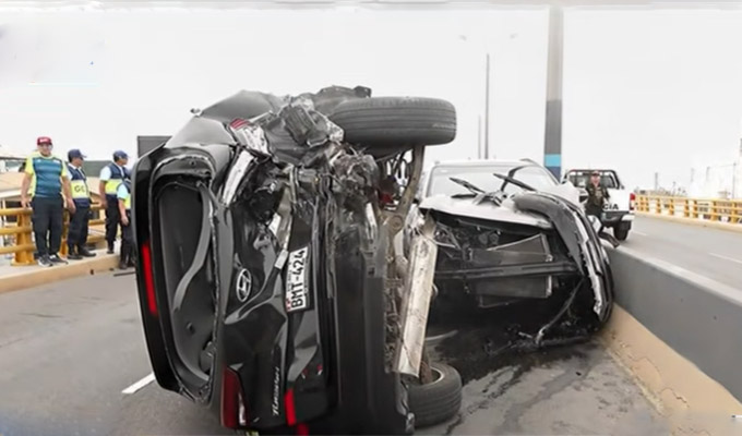 Auto se voltea en el puente Guardia Chalaca del Callao: accidente dejó dos personas heridas
