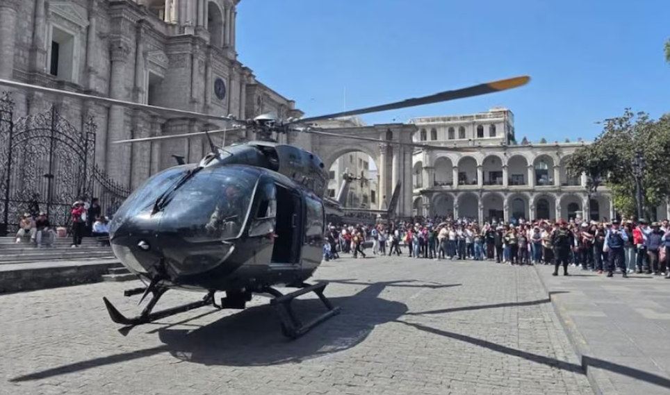 Helicóptero policial aterriza en la Plaza de Armas de Arequipa