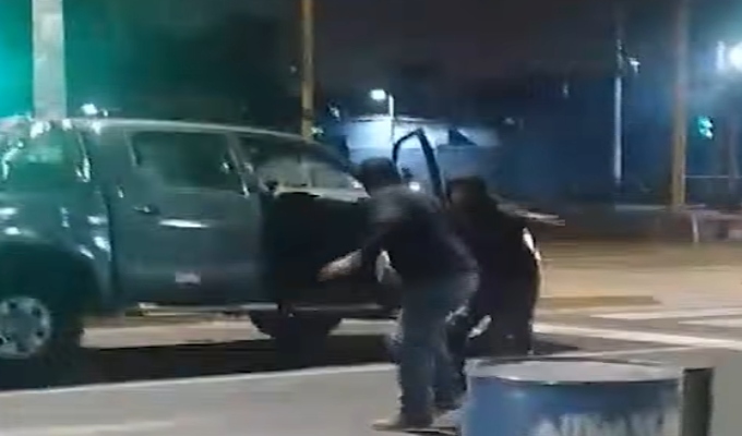 Delincuentes roban camioneta de alta gama a punta de pistola en San Martín de Porres