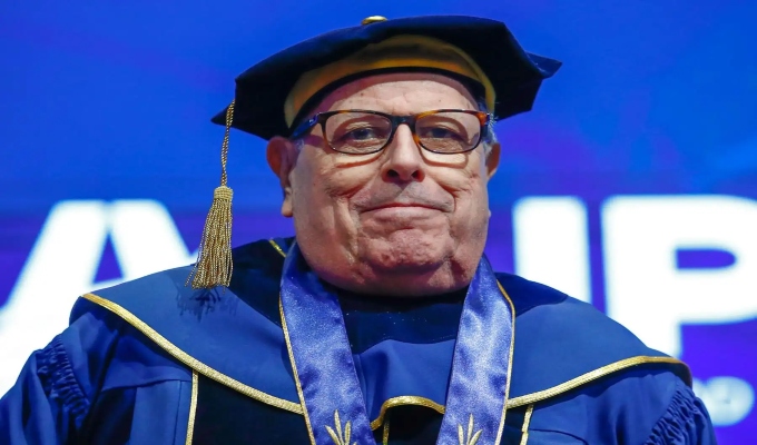 Julio Velarde es condecorado por su labor al frente del BCR